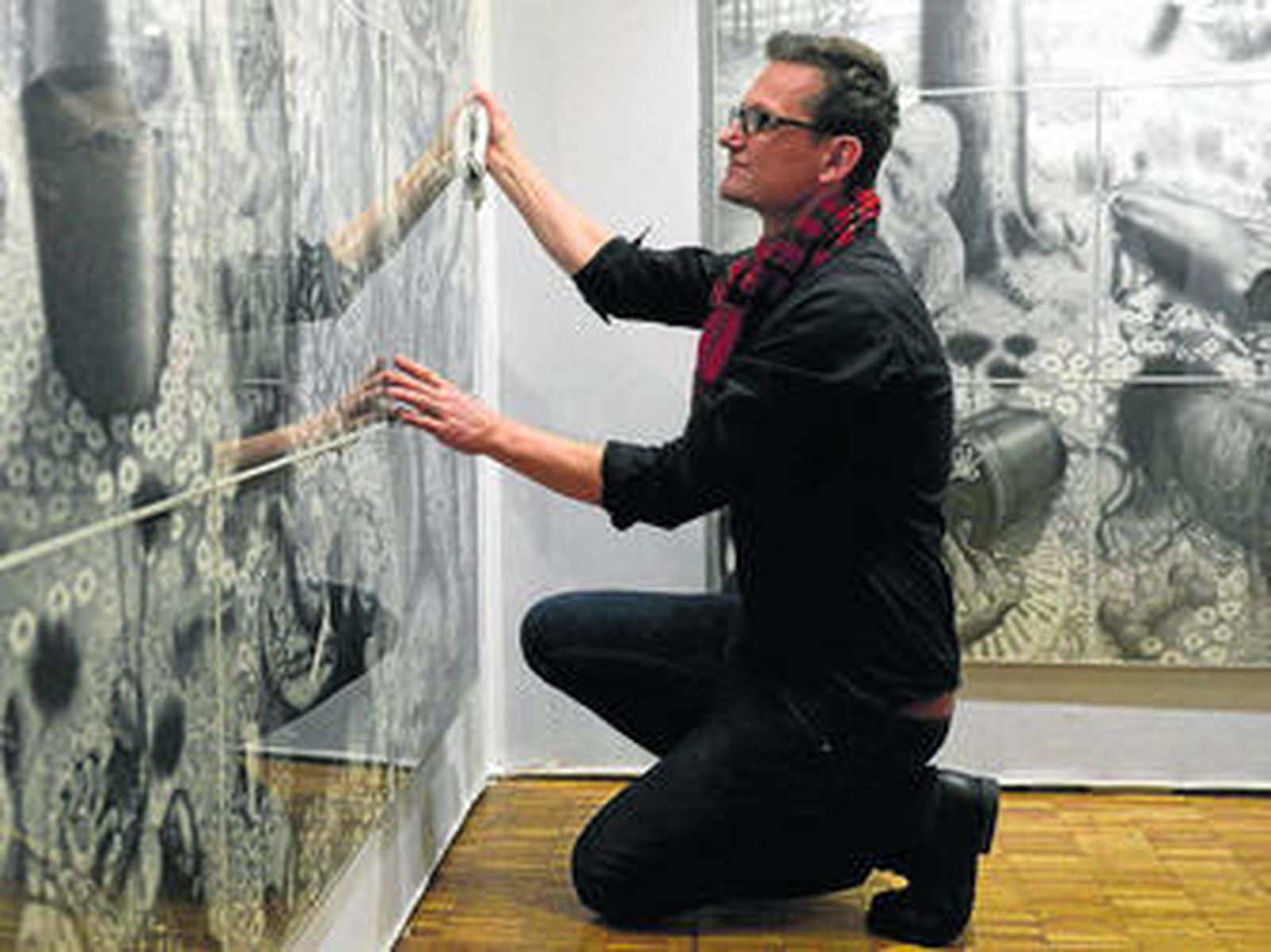 Un empleado instala uno de los grabados de la feria de arte Drawing Now en el Carrousel du Louvre  en París.