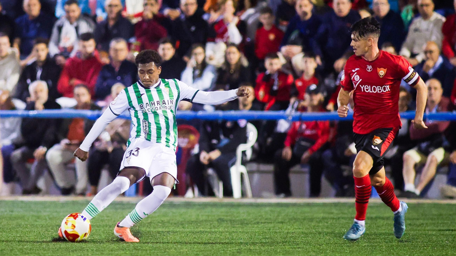 Marcelo Timorán golpea el balón durante el partido de Copa del CCF en Cieza.