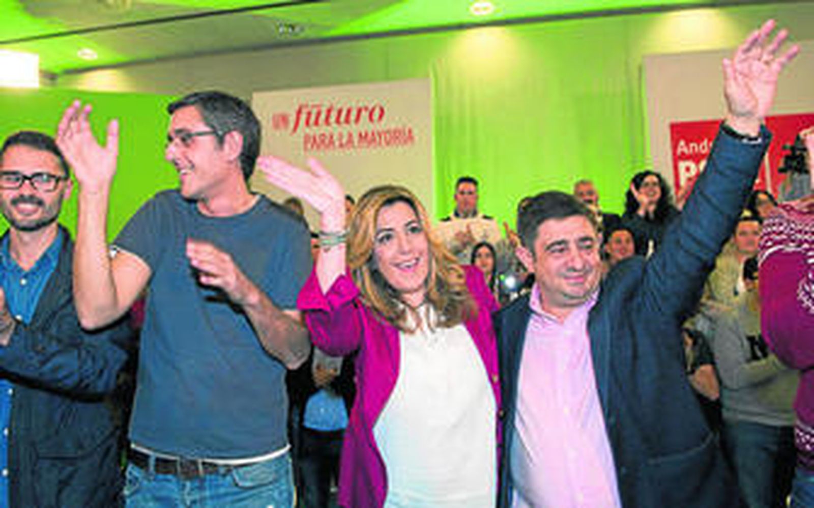 Susana Díaz saluda ayer a los simpatizantes del municipio jiennense de Jódar flanqueada por Eduardo Madina y Francisco Reyes.