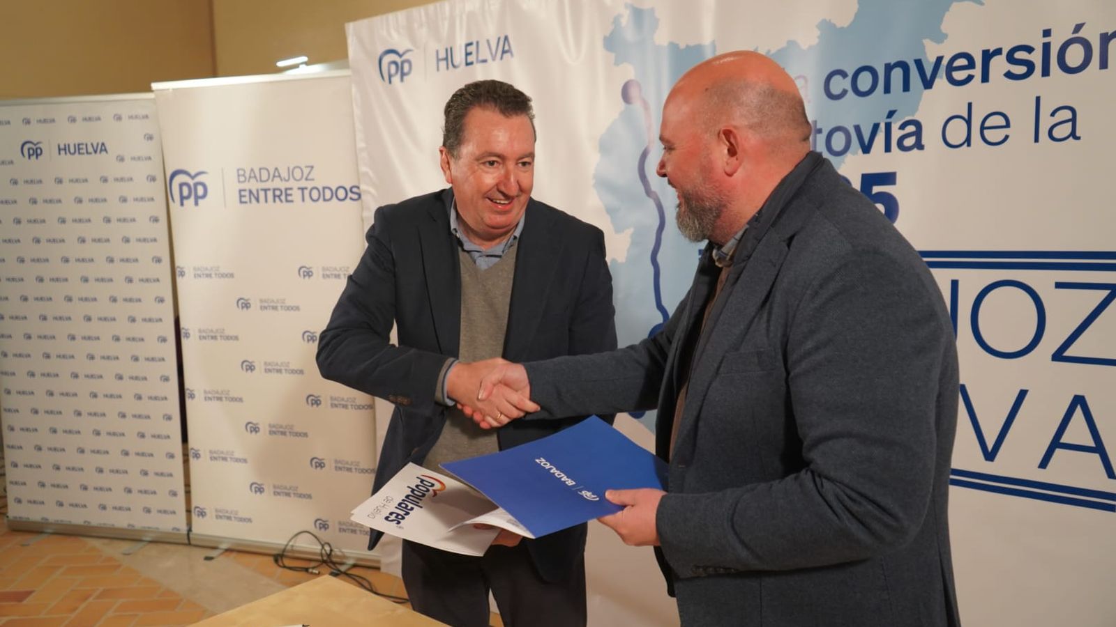 Manuel Andrés González (i) y Manuel Naharro Gata (d) suscriben el manifiesto.