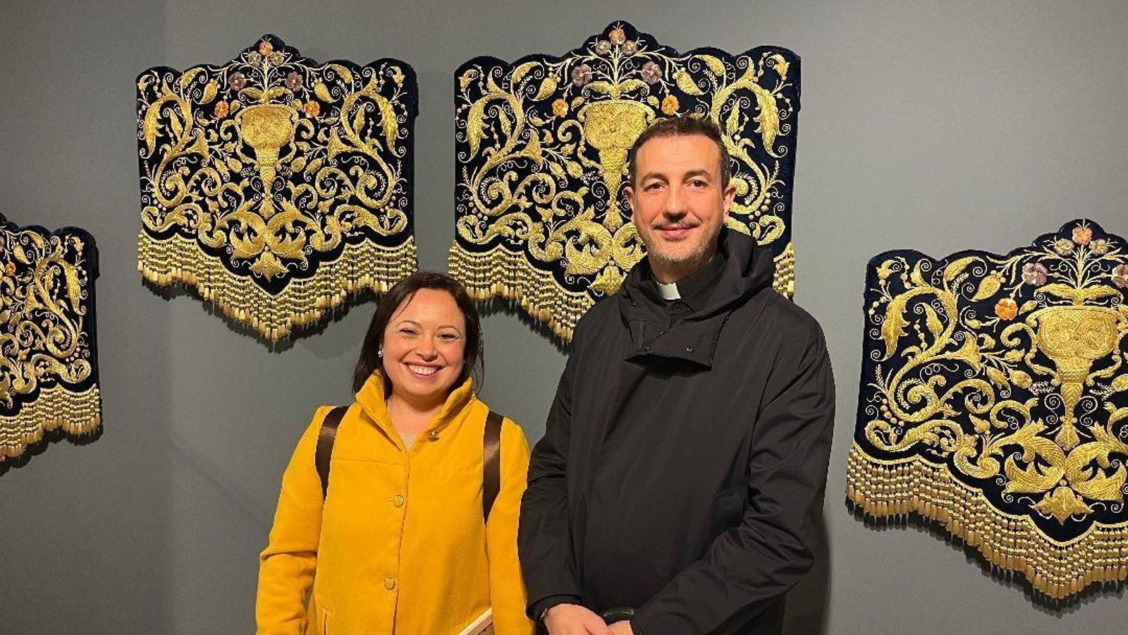 Elisa Montero, con el padre César Sarmiento recorriendo la muestra.