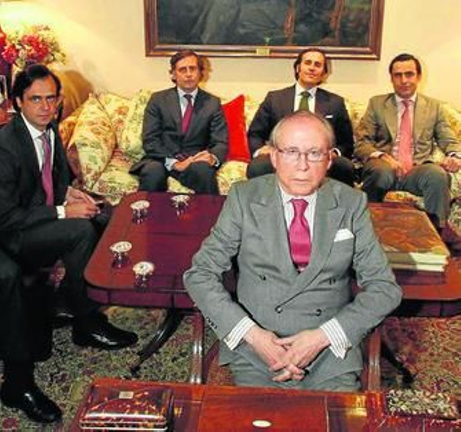 Alfonso y Pablo Ruiz-Mateos (primero y segundo por la izquierda), en una foto de familia, junto a varios de sus hermanos y su padre (en primer plano).