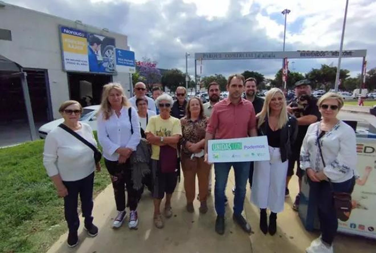 El coordinador general de IU Andalucía, Toni Valero, junto a su equipo de campaña