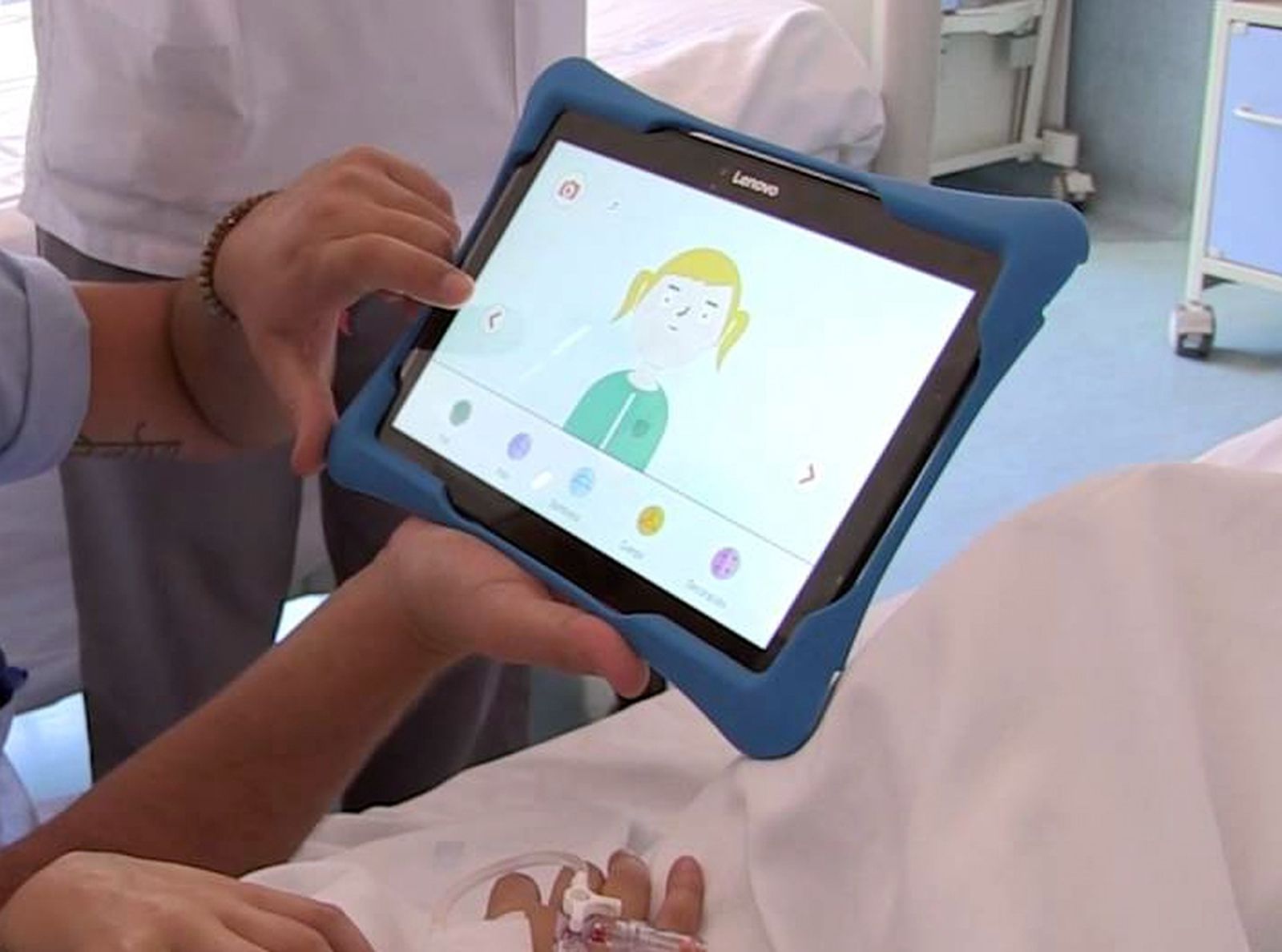Un niño juega con su ipad en una habitación del hospital Puerta del Mar.