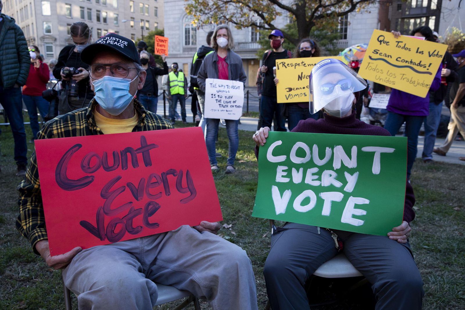 Personas sentadas aguardan el resultado de las elecciones