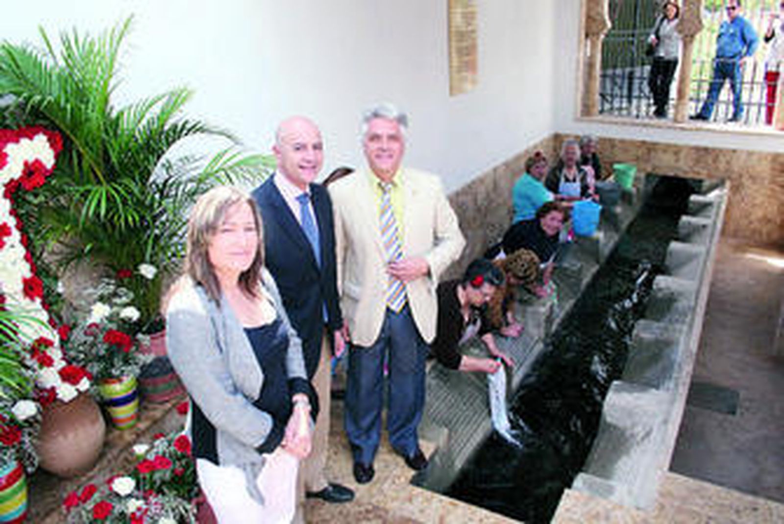 Pérez, Cano y Cadenas junto al lavadero rehabilitado con una inversión de 90.000 euros de Junta y Consistorio.