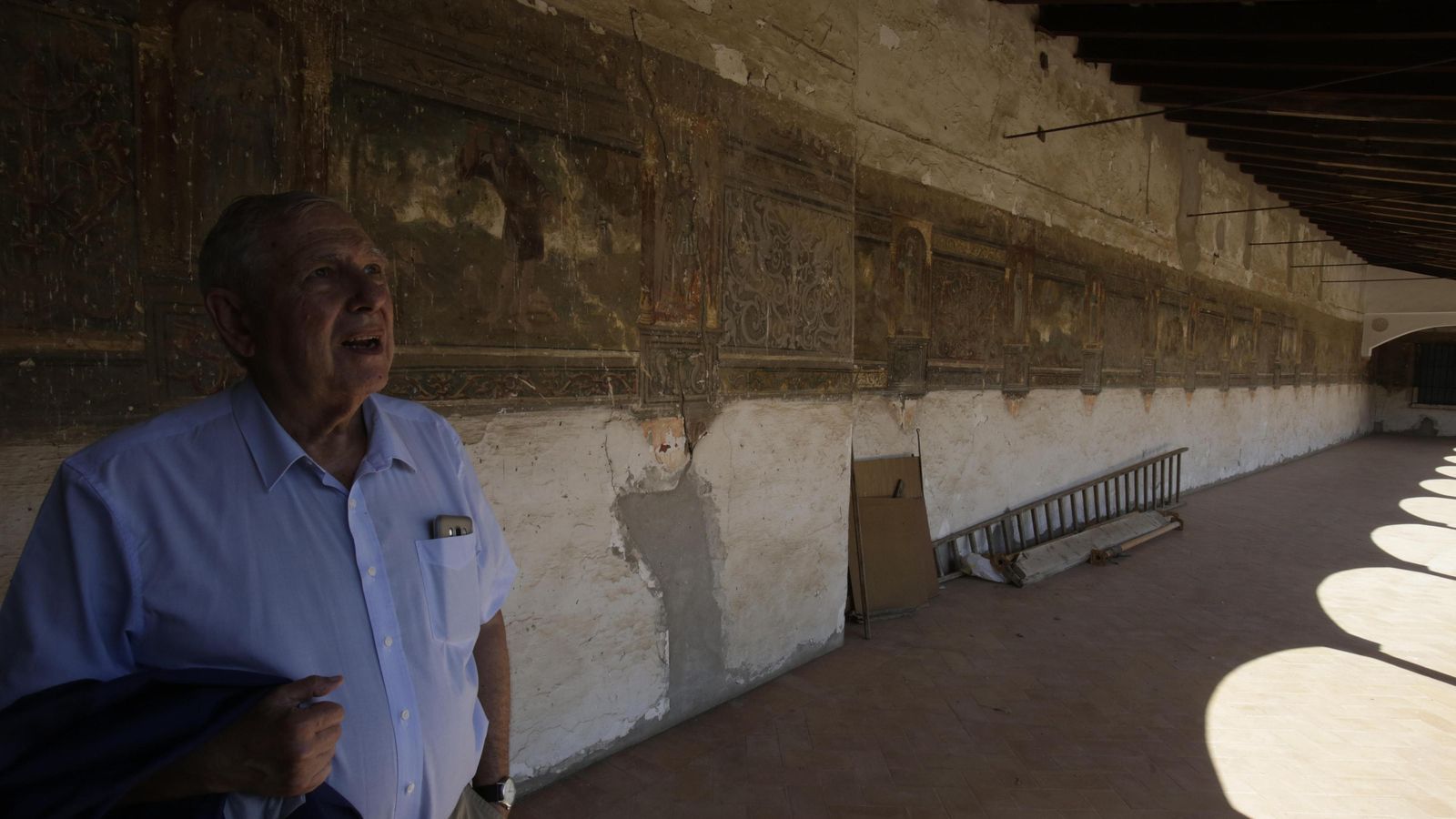 Fernando Mendoza ante el tramo de pinturas del testero oeste.