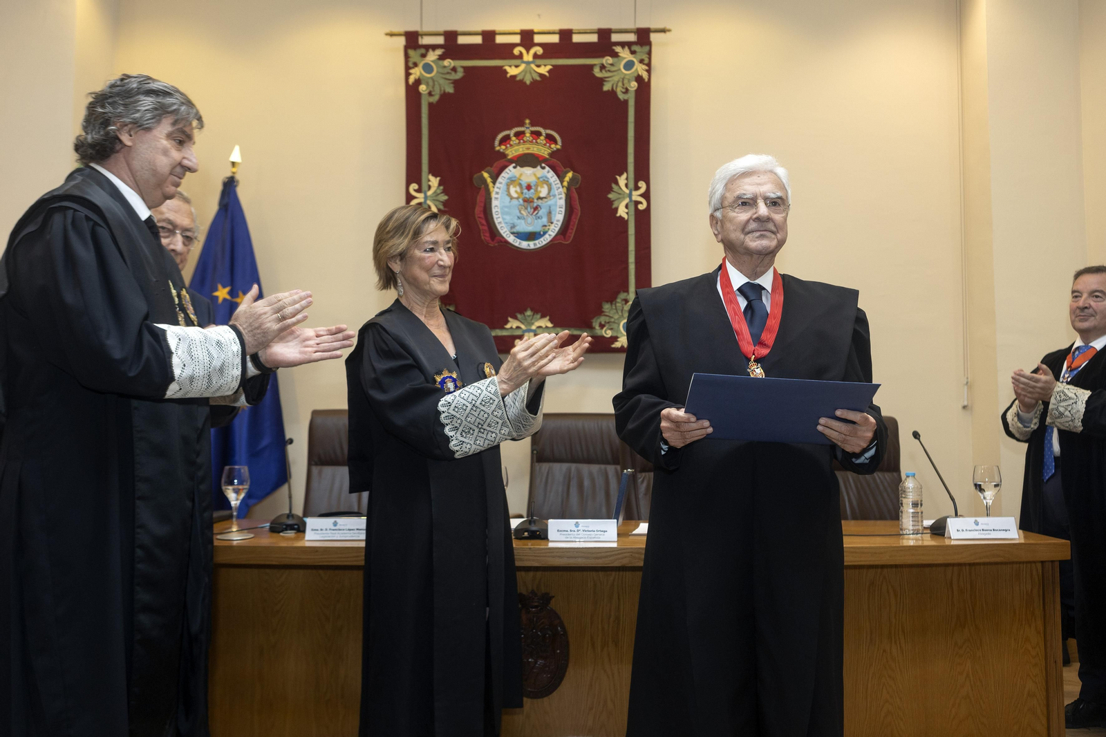 El penalista Francisco Baena Bocanegra recibe la medalla al mérito de la Abogacía Española. El penalista Francisco Baena Bocanegra recibe la medalla al mérito de la Abogacía Española.