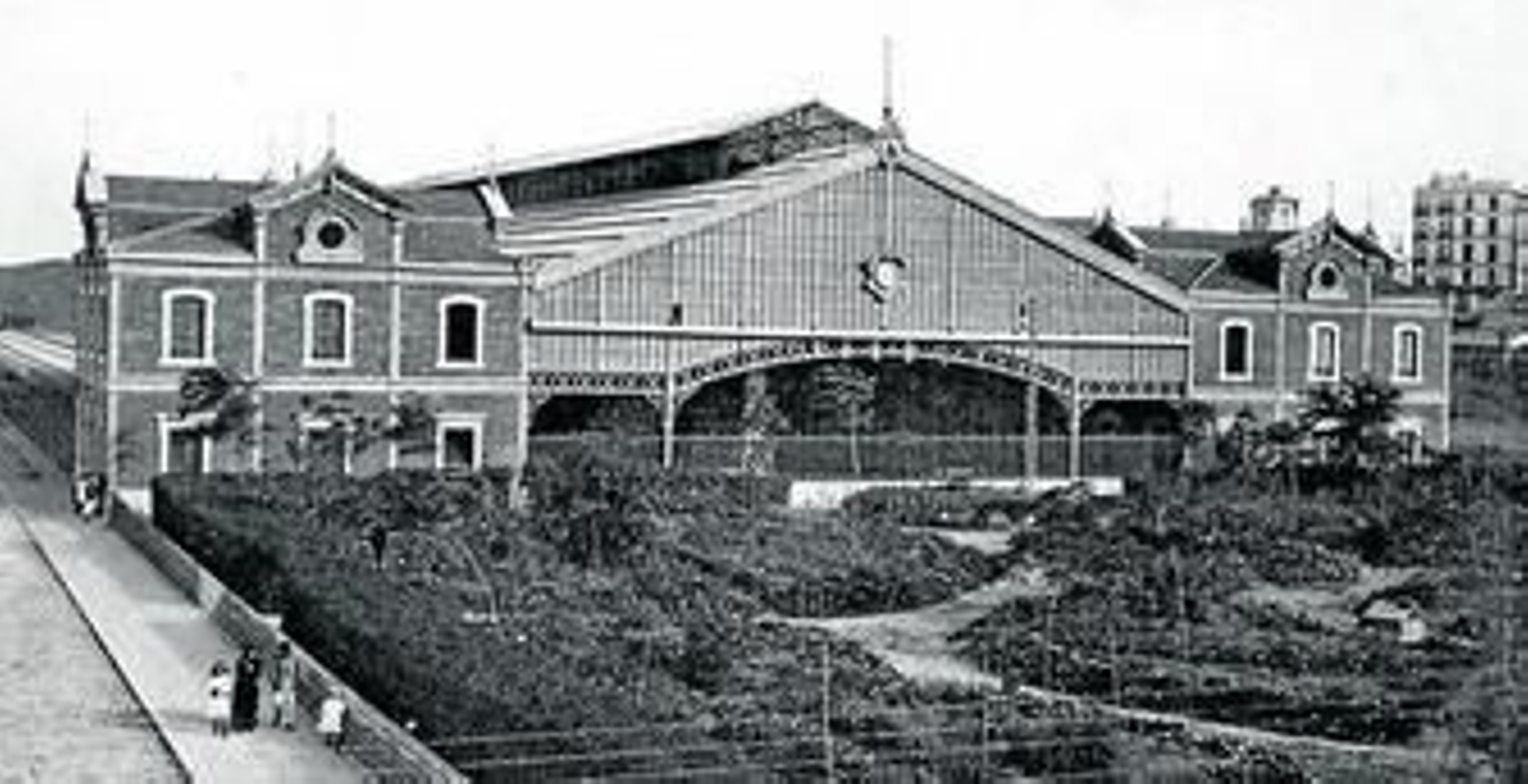 Fotografía retrospectiva de la Estación de 1905 cuando no tenía el edificio de Aduana delante.