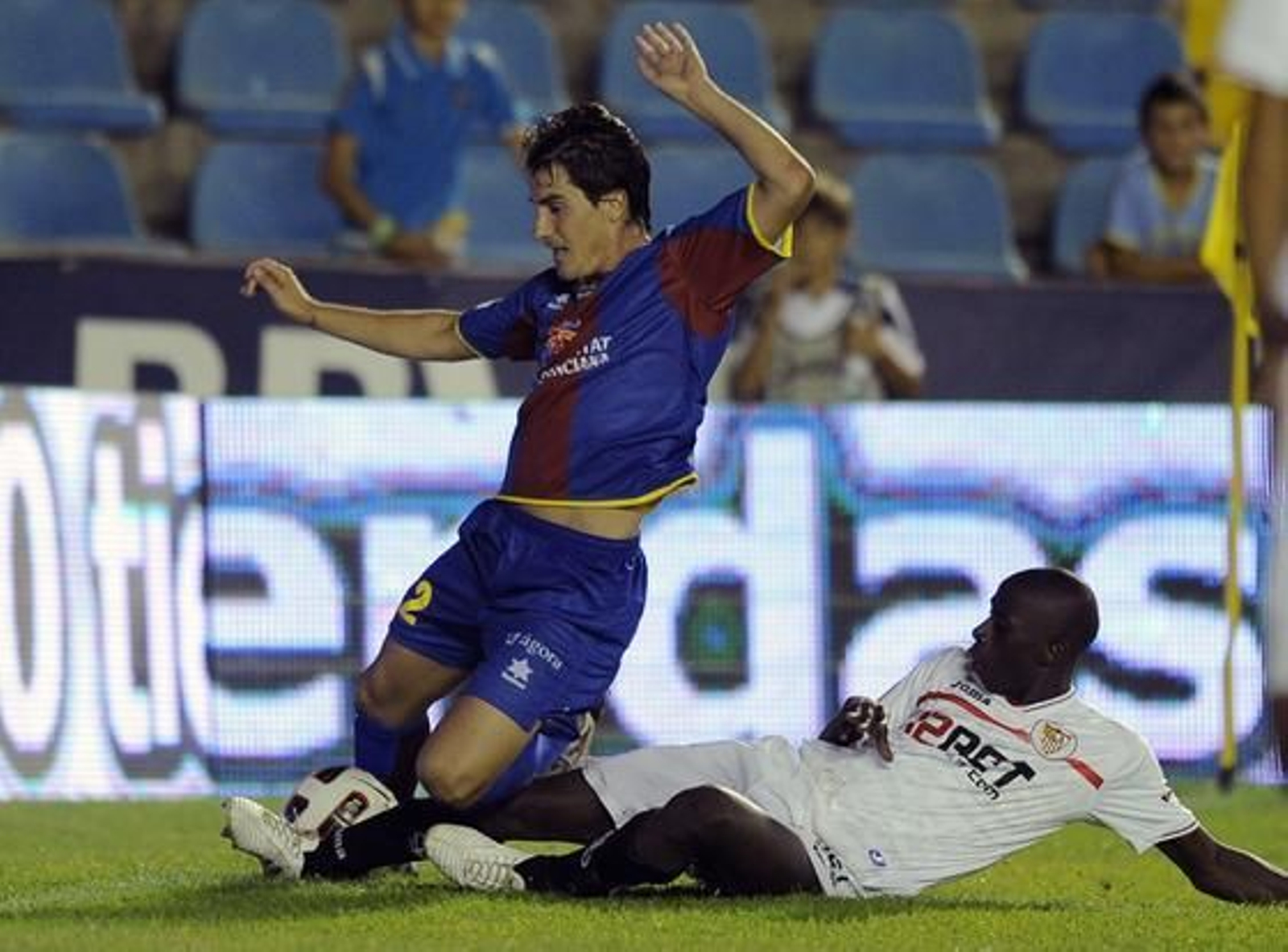 Dabo realiza una entrada a ras del césped.

Foto: AFP / Reuters / EFE