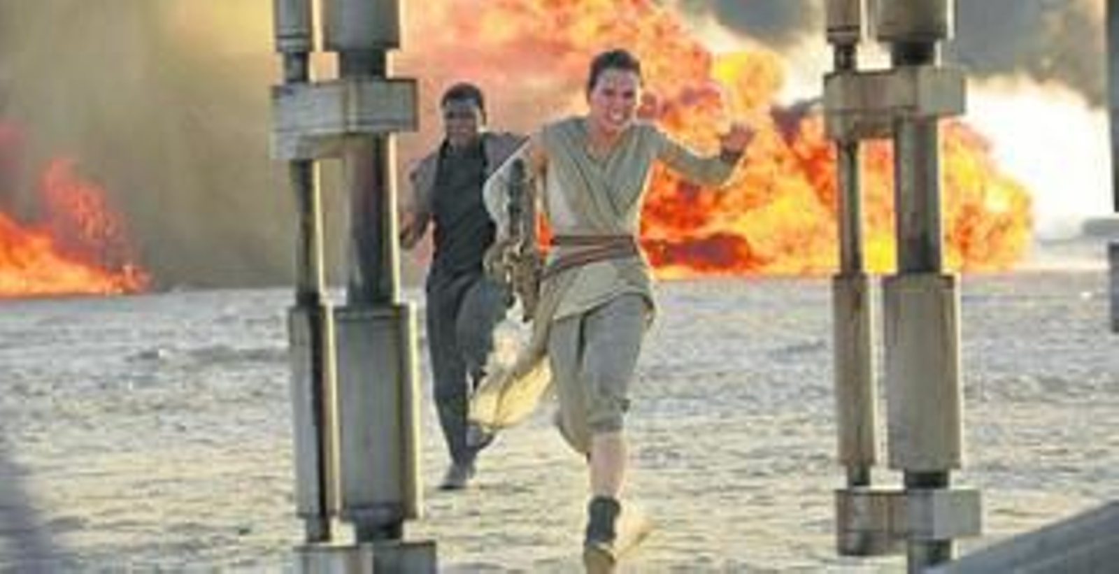 Finn (John Boyega) y Rey (Daisy Ridley), dos de los personajes que se incorporan a la serie de 'Star Wars'.