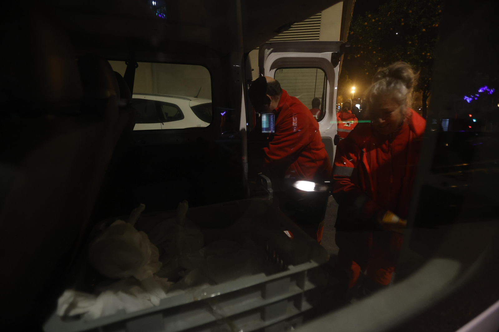 Una noche con el servicio de atención a personas sin hogar de Cruz Roja Córdoba, en imágenes