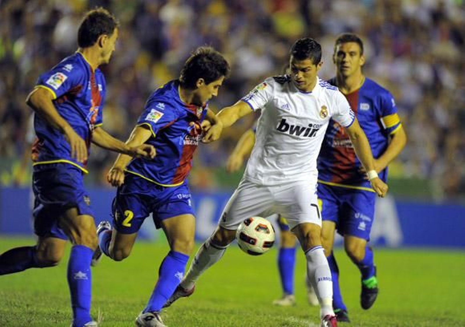 Al Real Madrid se le 'encasquillan' las balas ante el Levante (0-0)