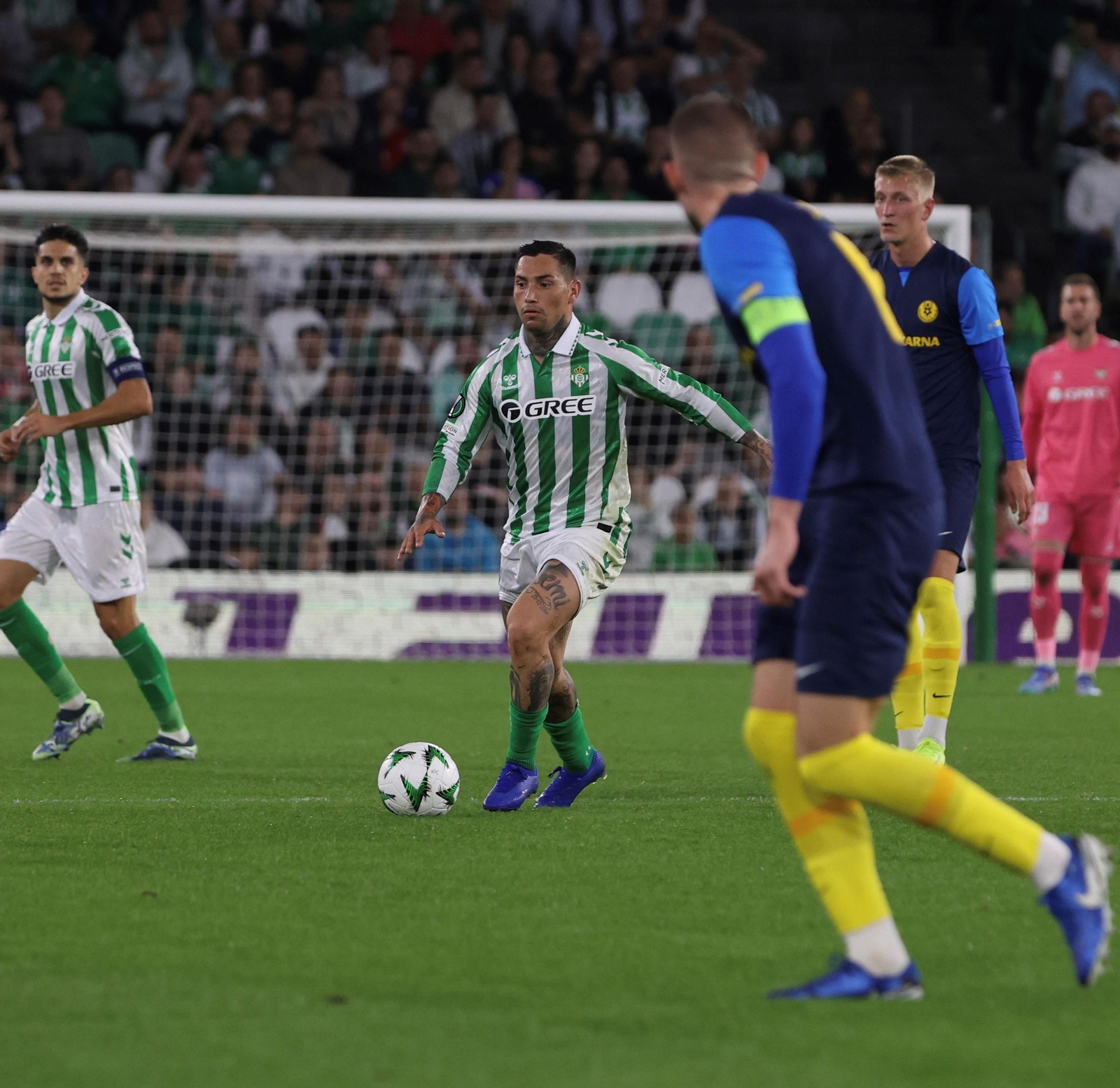 Chimy Ávila intenta una jugada por el centro del ataque.