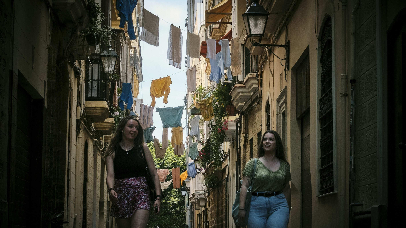 Decorados para el rodaje de la serie de Disney+ con Logan Lerman como protagonista, en  el entorno de la Plaza de Mina.