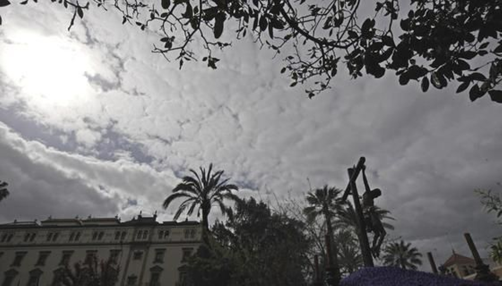 El Cristo de la Buena Muerte bajo un cielo nuboso.

Foto: Antonio Pizarro