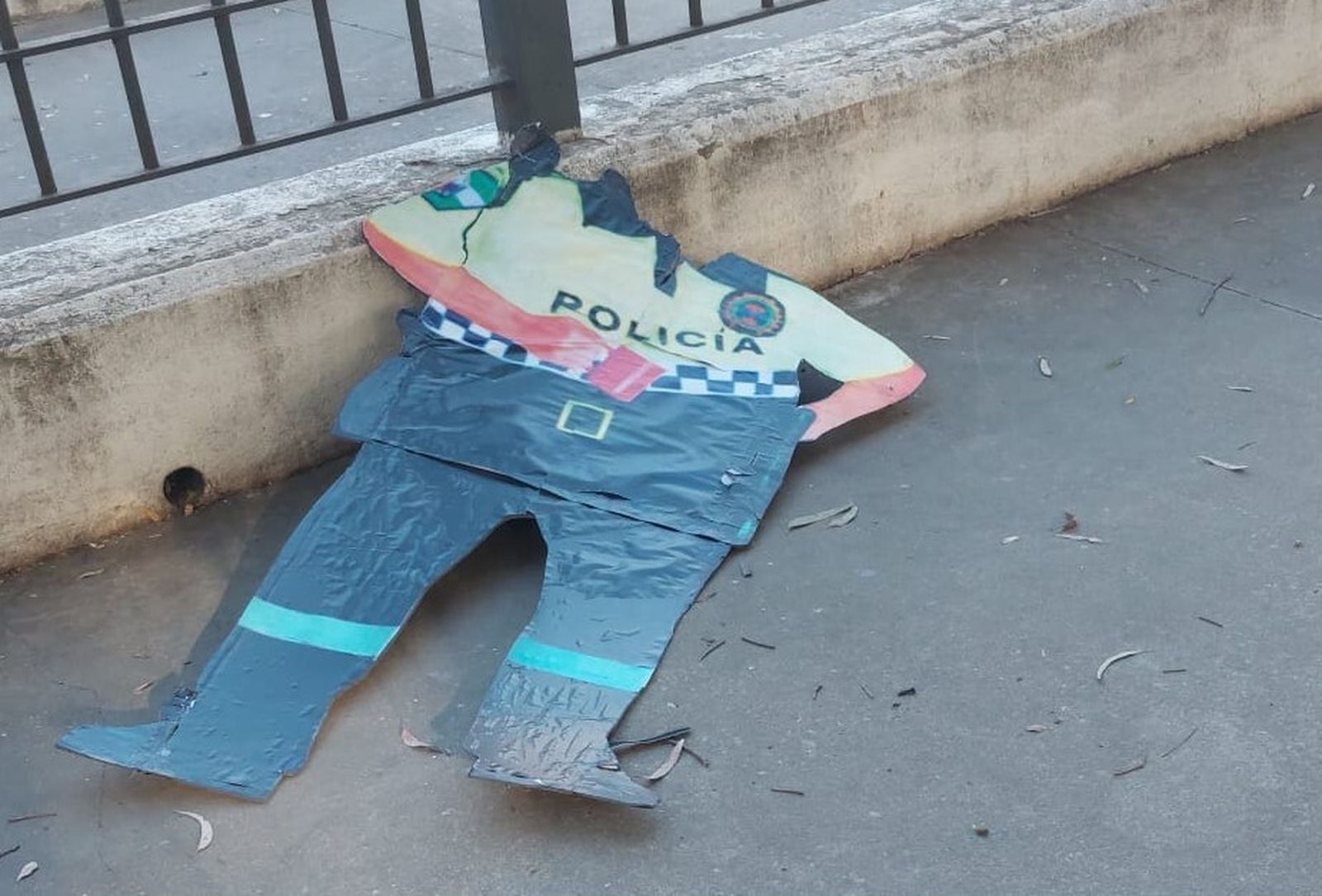 Una de las figuras de cartón robadas de la sede del sindicato UPLBA.