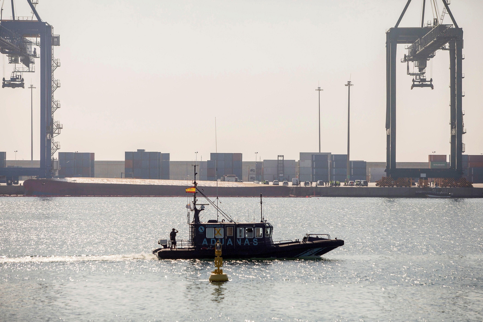 Una lancha de Aduanas cierra el paso al Muelle del Centenario de Port Castelló durante las tareas de búsqueda, este sábado.