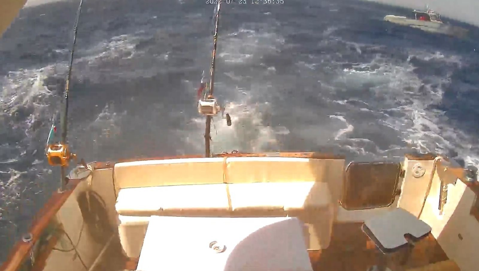 La popa del barco acosado por la patrullera de Marruecos, arriba  a la derecha.