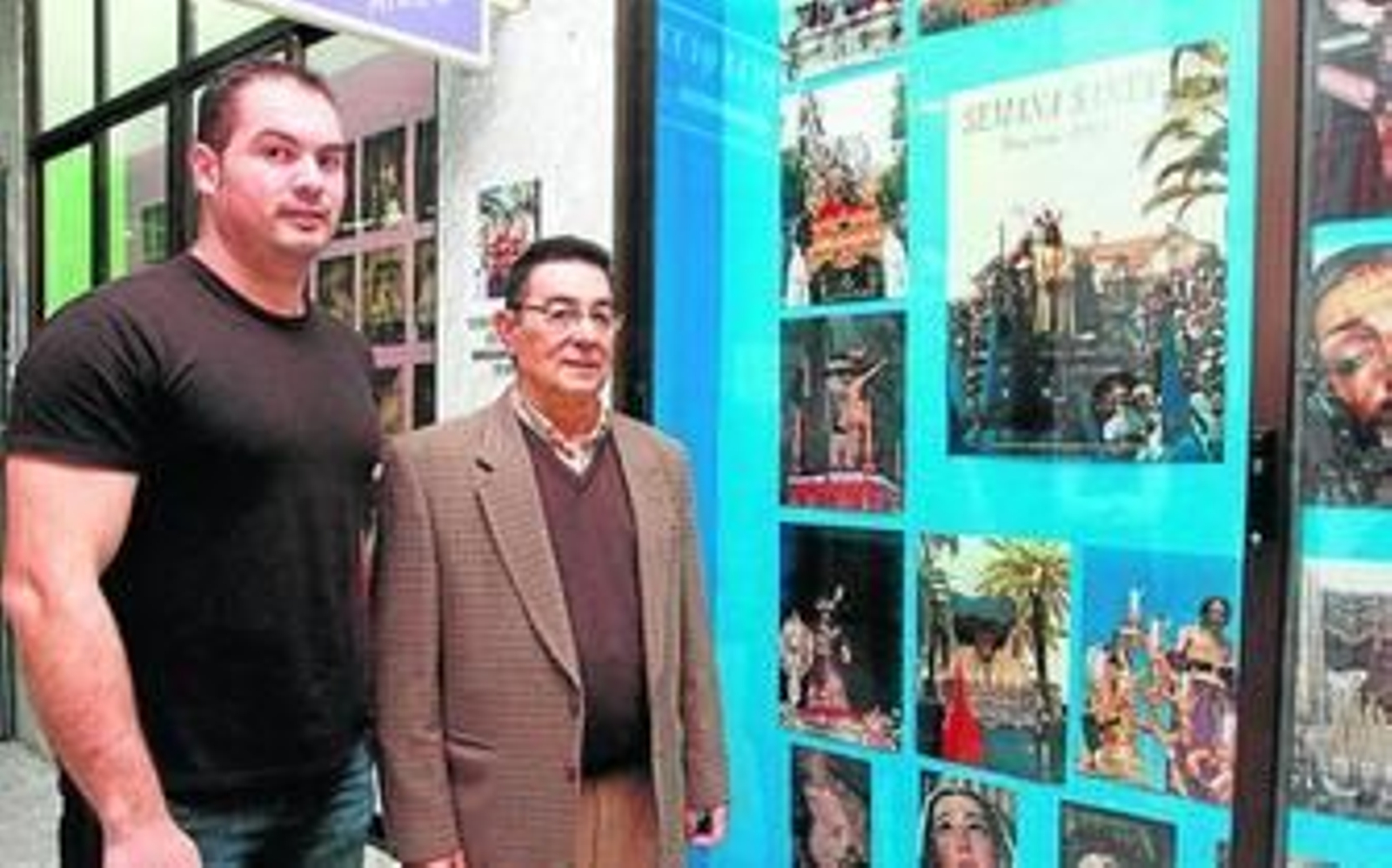 Jesús Vieira y José Mesa Toscano, ante la exposición que está abierta en la galería de la calle Rico.