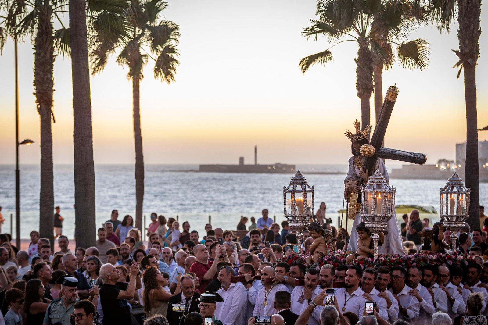 El Nazareno a su paso por la playa de Santa María del Mar