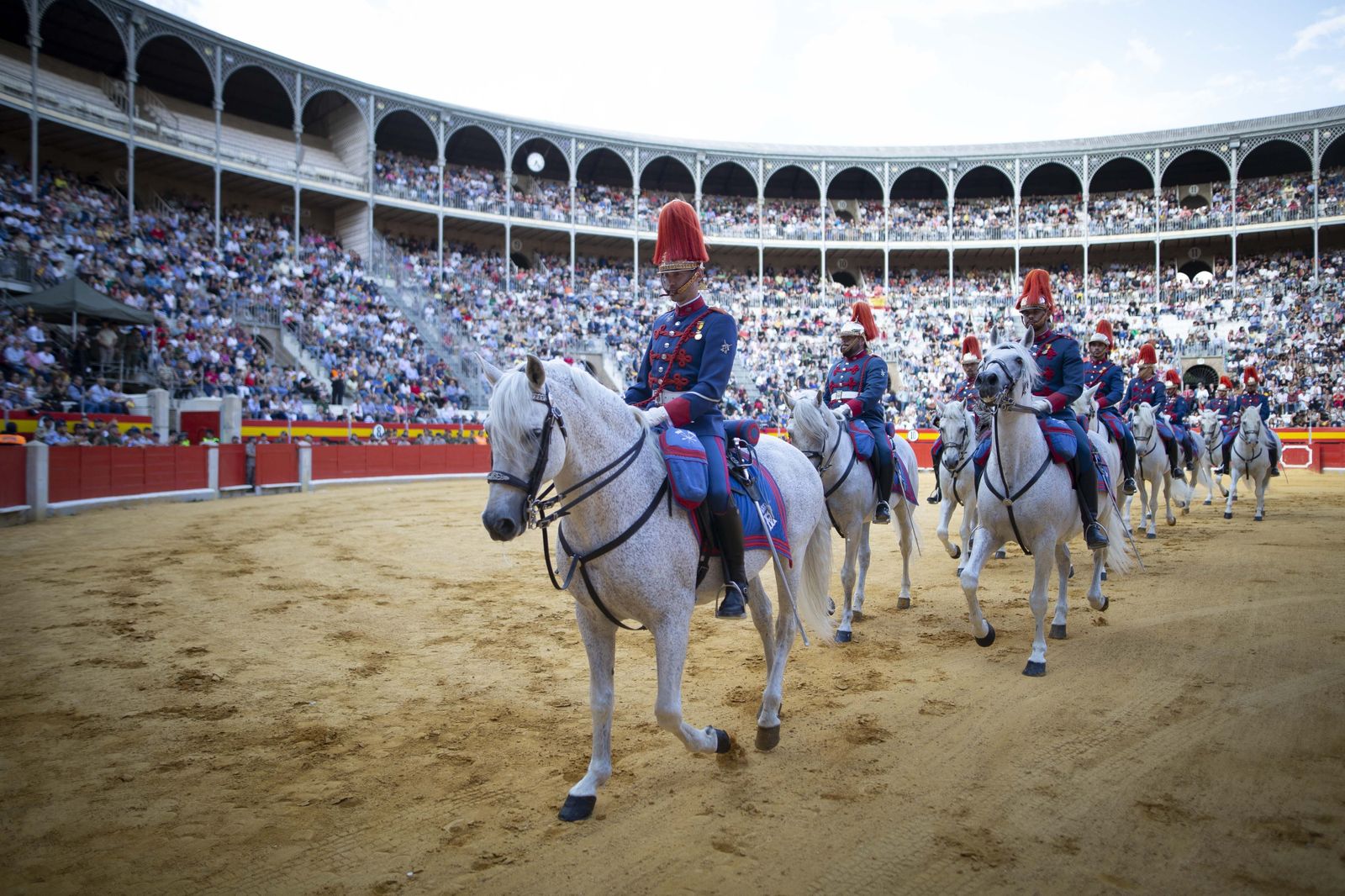 La exhibición del Ejército en la Plaza de Toros de Granada, en imágenes