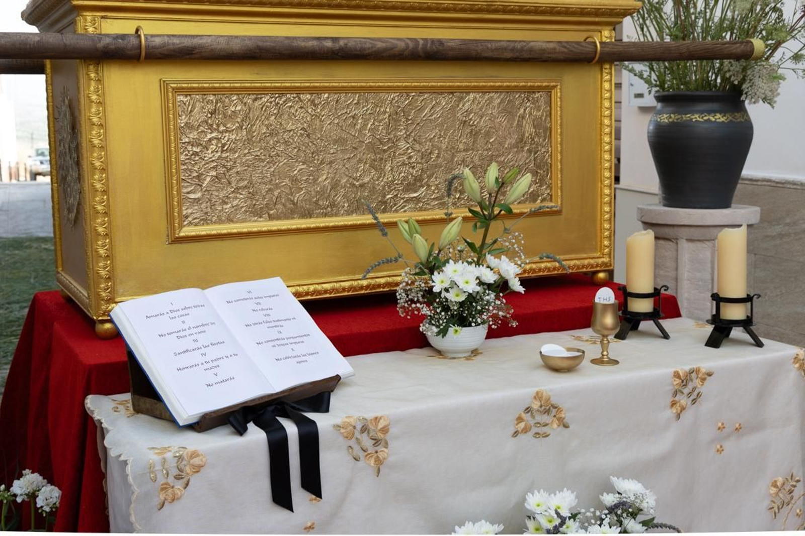 Los vecinos de Villardompardo exponen las obras de su Corpus un año más, en imágenes