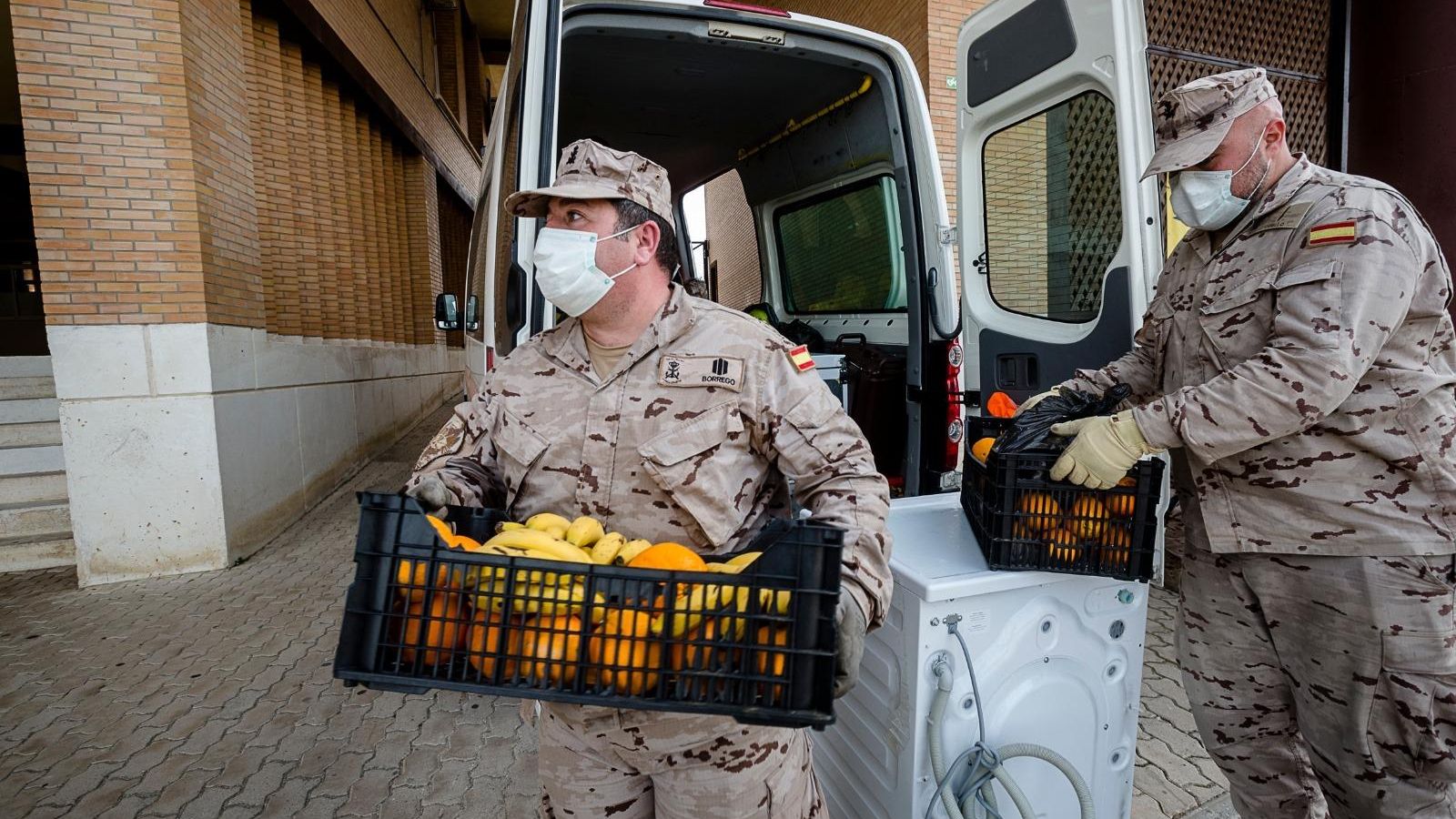 Llevando alimentos al albergue de Cádiz.