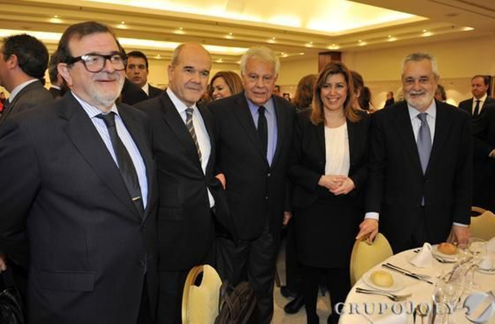 Felipe González, con la presidenta de la Junta, Susana Díaz, y los ex presidentes José Rodríguez de la Borbolla, Manuel Chaves y José Antonio Griñán.

Foto: Juan Carlos Vázquez / Belén Vargas/ Manuel Gómez