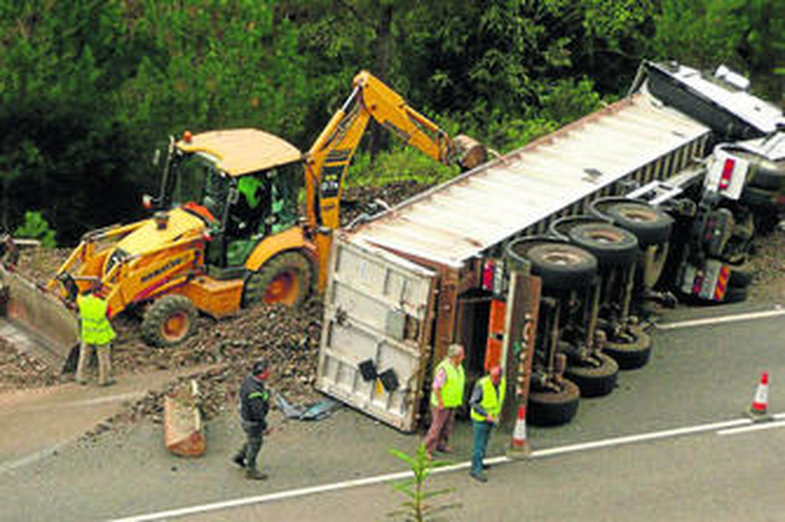 El camión iba cargado de residuos procedentes de fragmentadora.