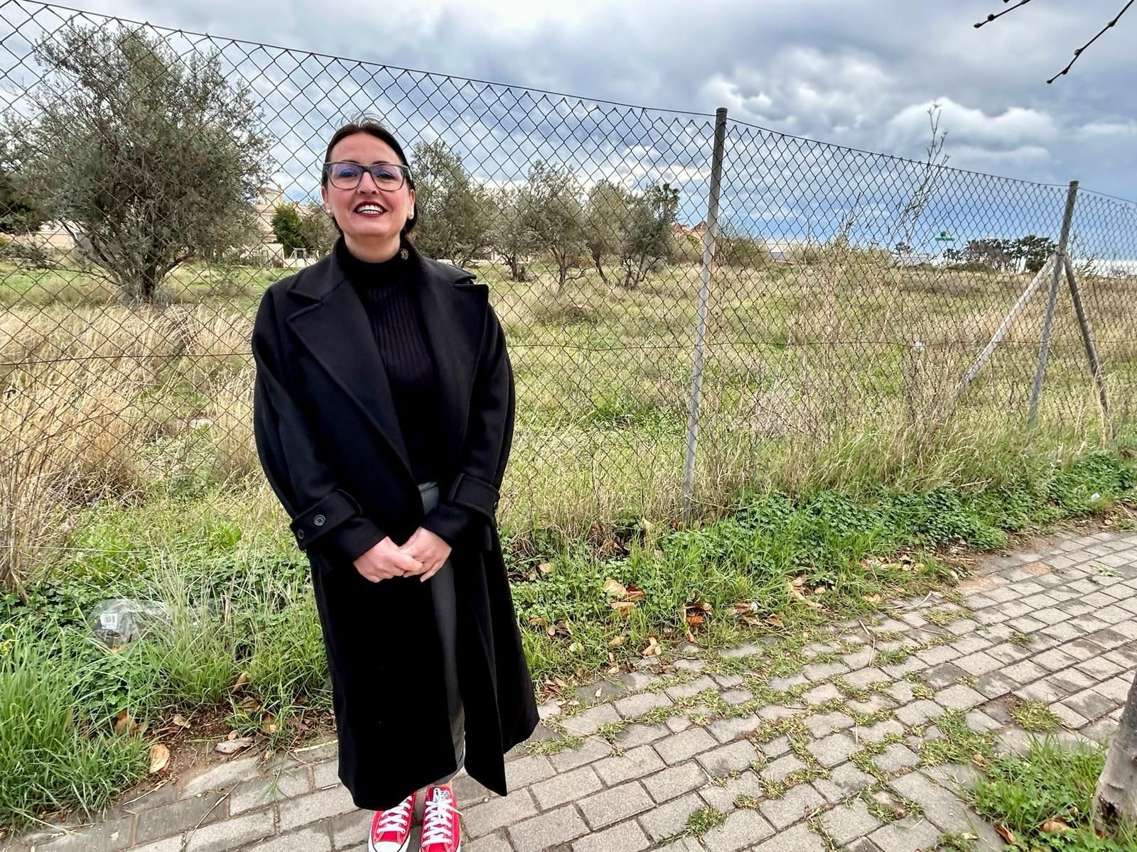 La teniente de alcalde de Benajarafe y Chilches, Rocío Ruiz, en la parcela del futuro instituto de Chilches