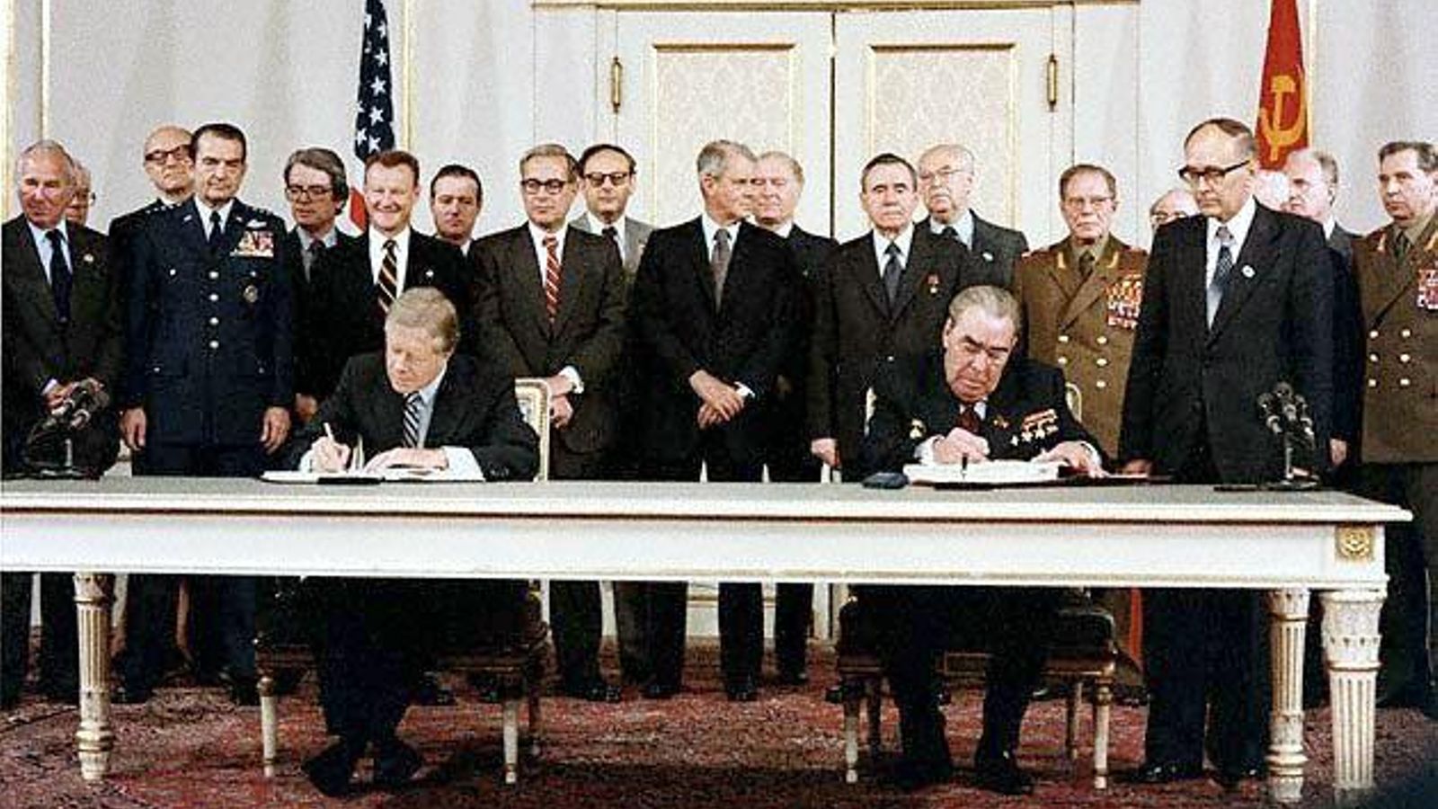 Carter y Brezhnev firman los Acuerdos SALT.
