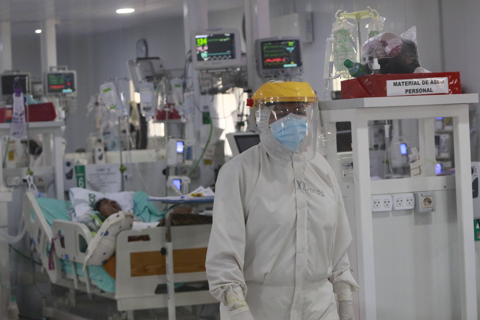 Un sanitario abandona una sala hospitalaria en la que permanece un paciente con covid.