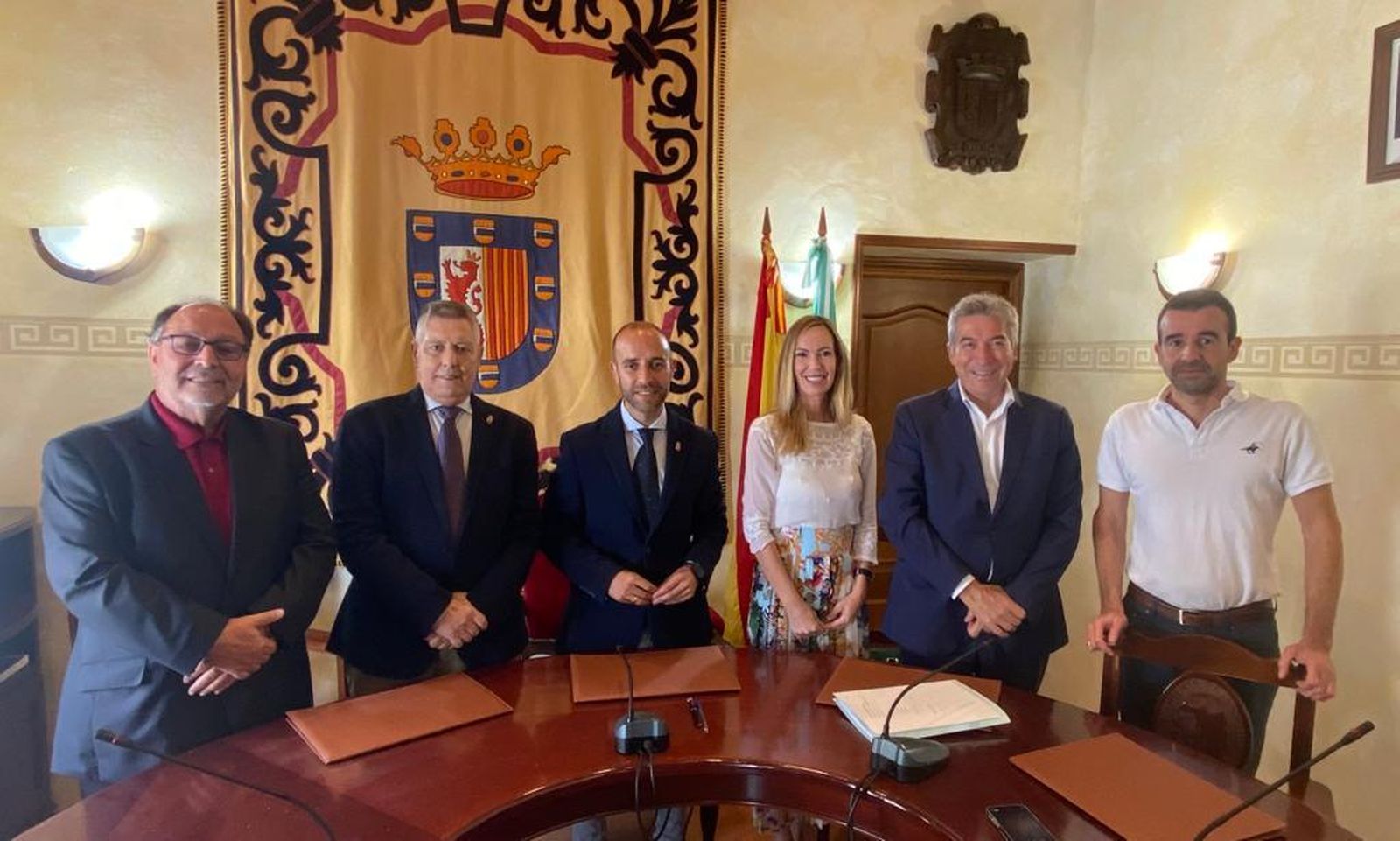 El alcalde con responsables de la empresa Lipasam, durante la firma de la compra del inmueble.