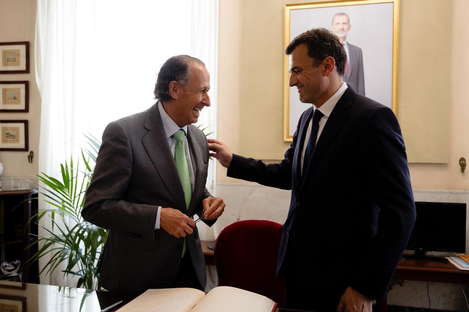 El alcalde Cádiz saluda cordialmente al de Chiclana, José María Román, a su llegada al Ayuntamiento.