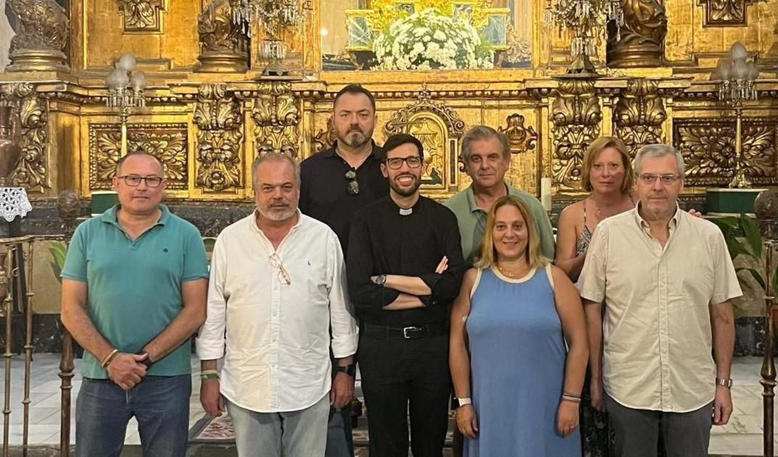 El pregonero (centro), junto a miembros de la Agrupación de Hermandades y Cofradías de Priego. El pregonero (centro), junto a miembros de la Agrupación de Hermandades y Cofradías de Priego.