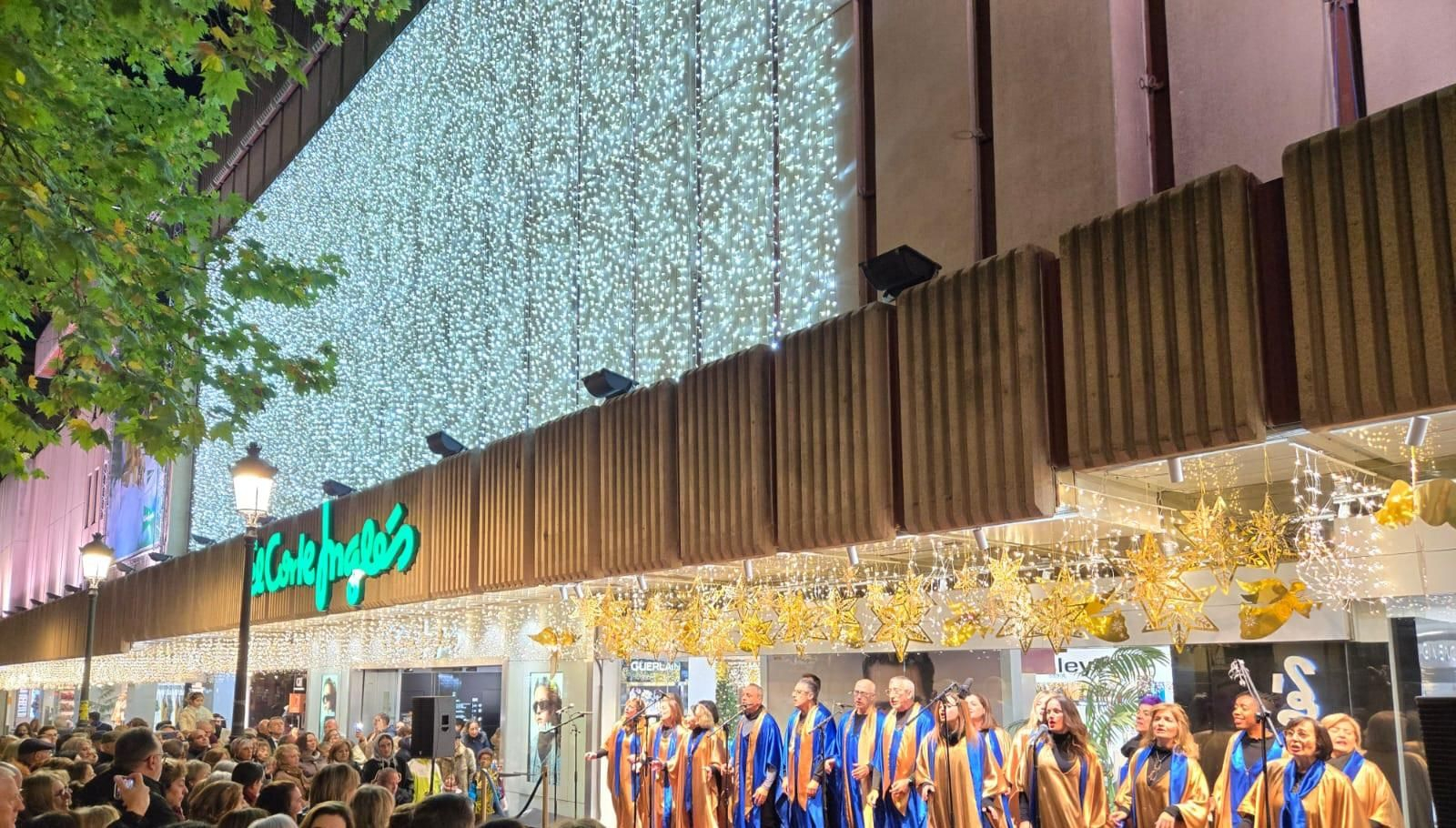El coro Gospel Sounds Granada durante el encendido.