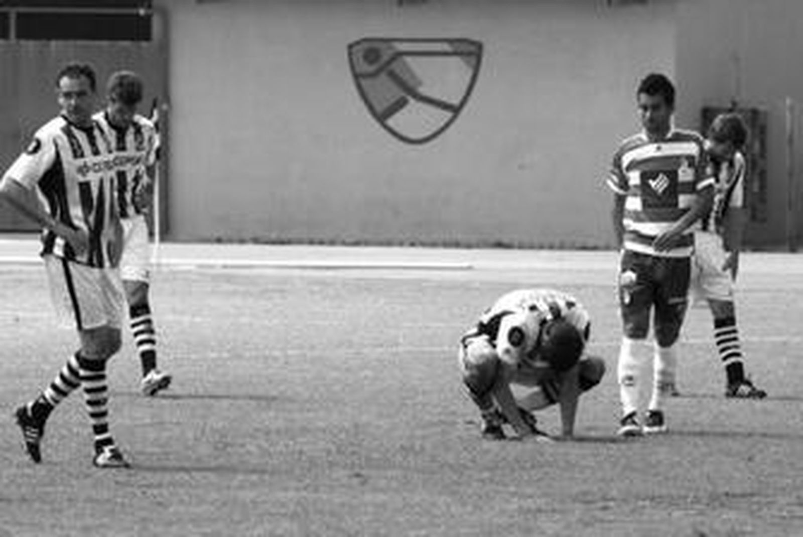 Alberto se arrodilla, Coco y Juli Ferrer caminan cabizbajos tras consumarse el empate con el Granada.