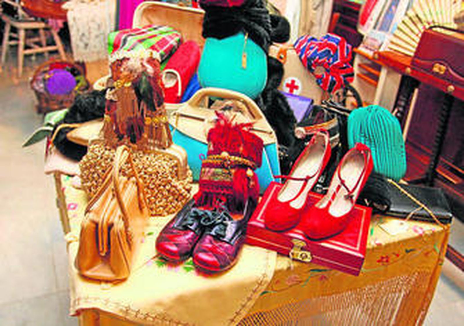 1. El rincón de La Maestranza. Muchos de los artículos que aquí se venden han sido donados por toreros. 2. Carmen Revuelta, Mary Lobatón y Soledad Rasero muestran los mantoncillos de El Revuelo. 3. Varios de los artículos en venta.