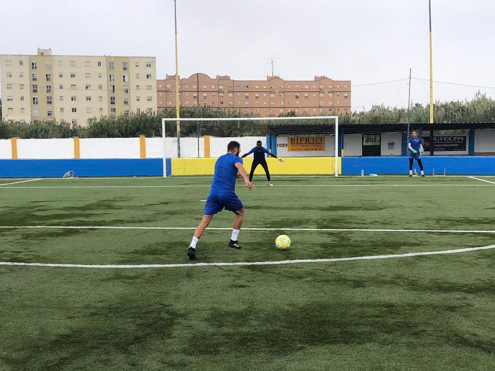 Pito Camacho golpea el esférico, con Williams entre los palos, este jueves