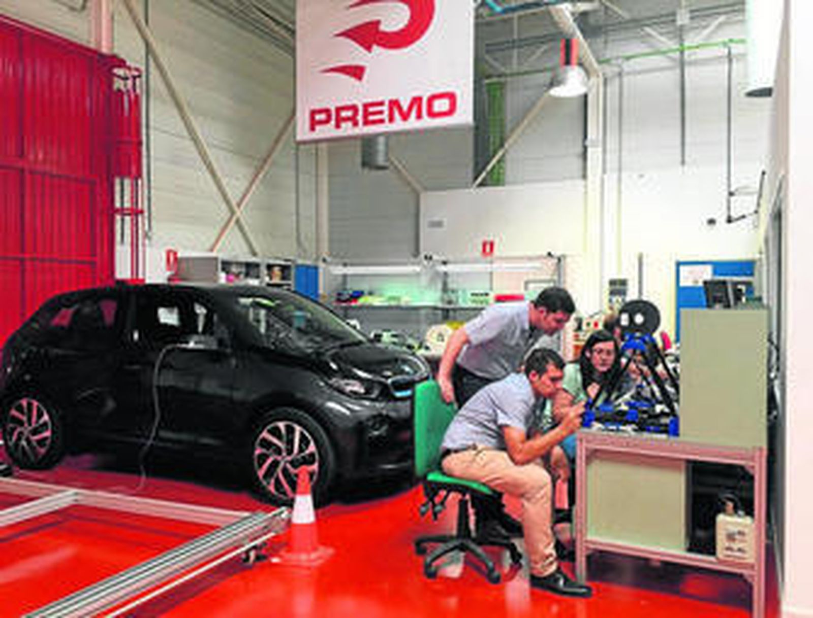 Varios empleados de Premo trabajan, ayer, en el centro.