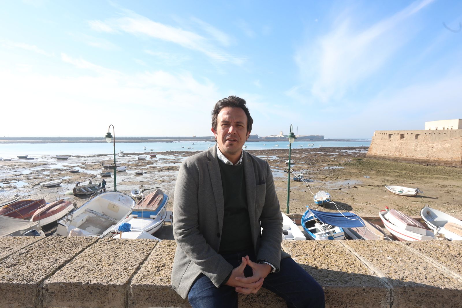 José María González posando el pasado jueves en La Caleta, en uno de cuyos establecimientos hosteleros se llevó a cabo esta entrevista.
