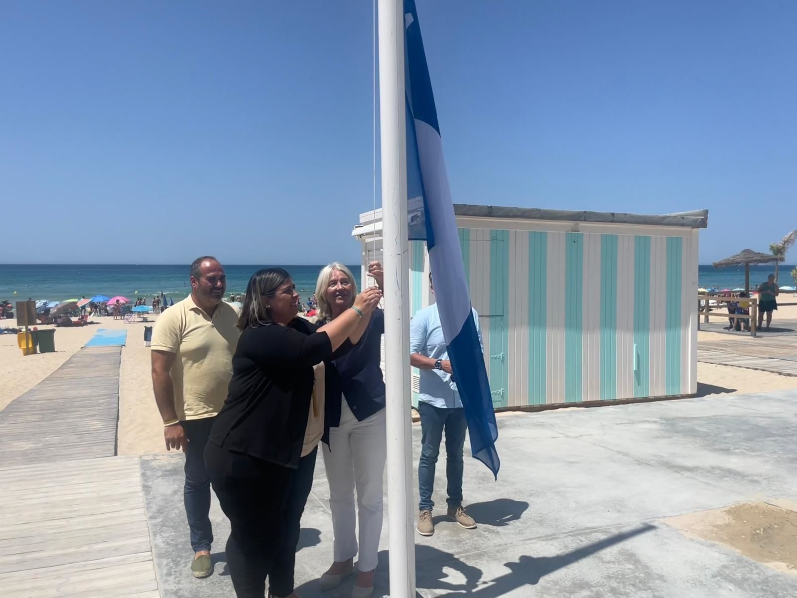 La delegada del Gobierno y la alcaldesa presidieron el izado de la Bandera Azul en la playa de la Fontanilla.