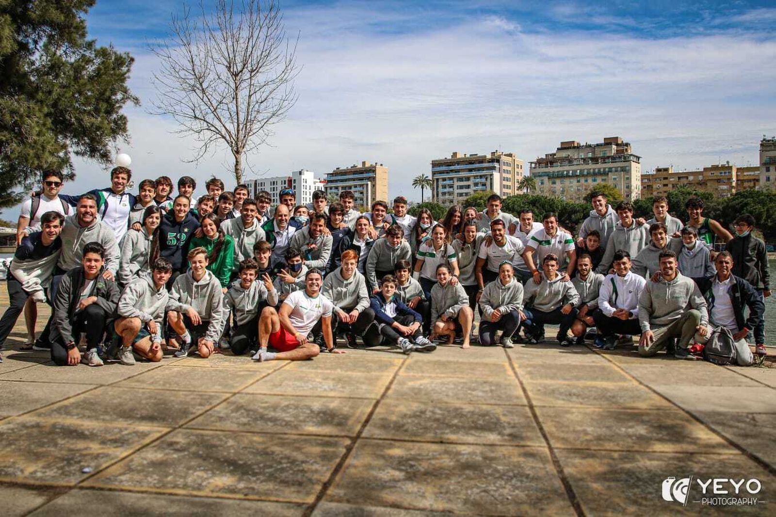 Los palistas del Náutico Sevilla posan tras su triunfo por equipos.