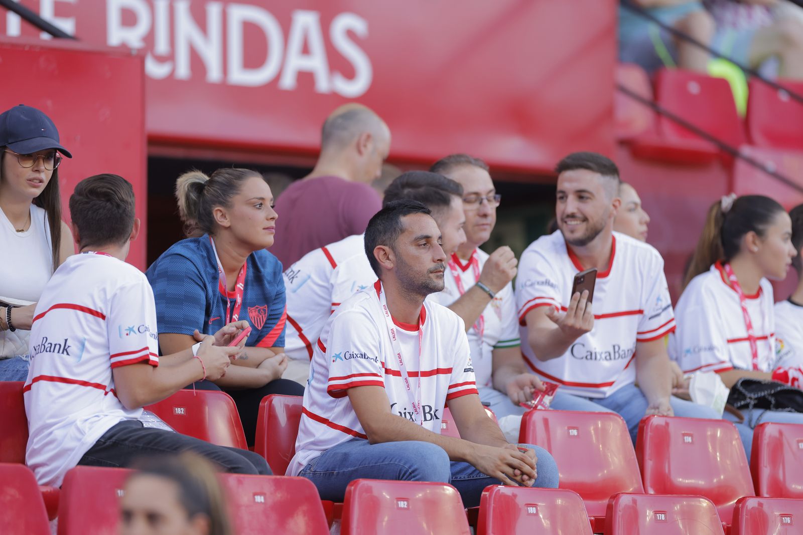 Búscate en las fotos del Sevilla-Almería