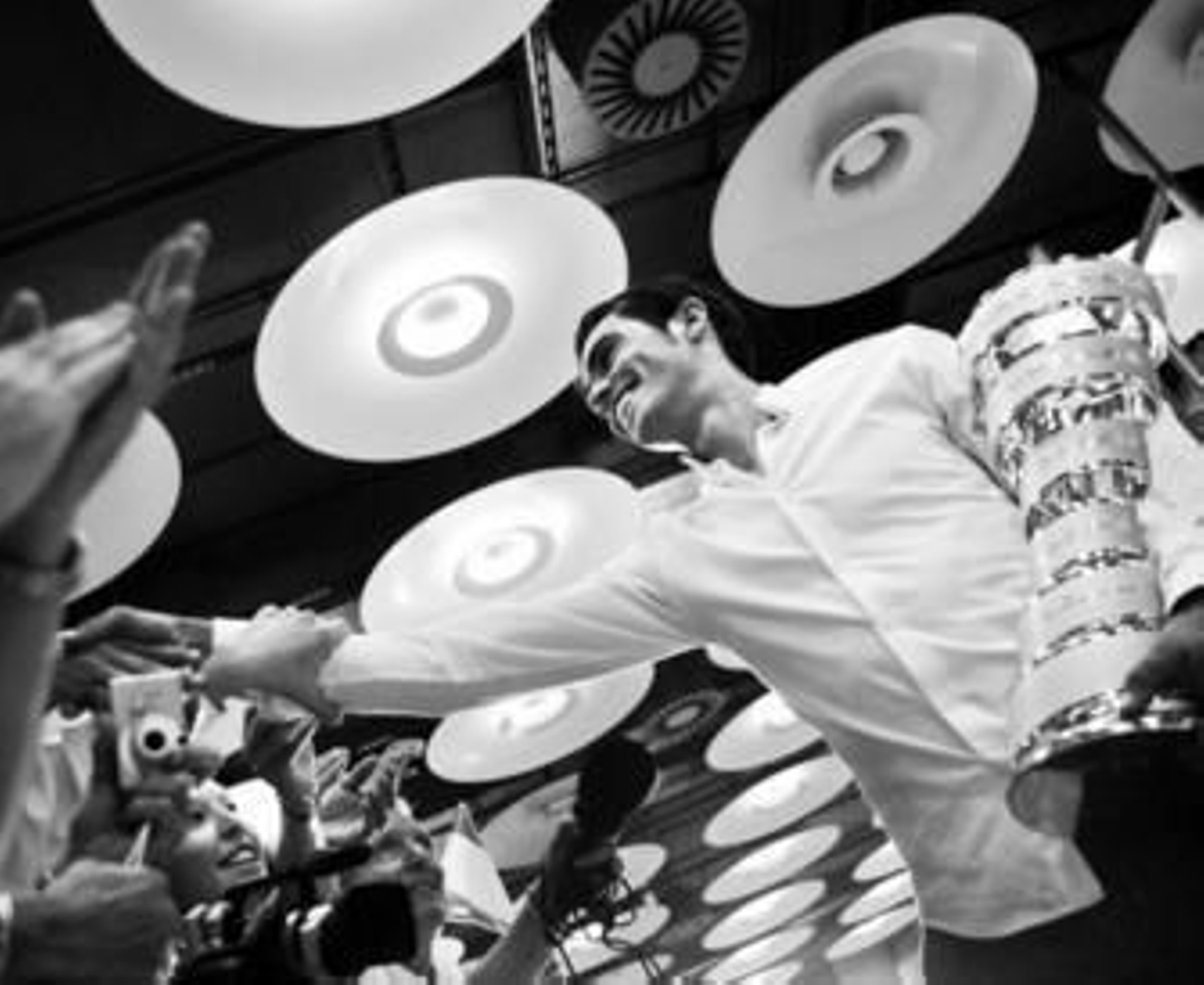 Alberto Contador saluda a un numeroso grupo de seguidores que se desplazaron a Barajas.