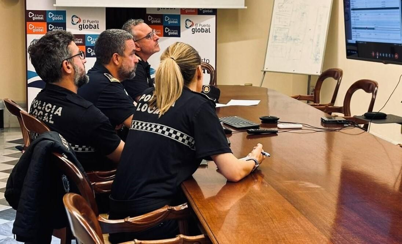 Agentes de la Policía Local, en las instalaciones de El Puerto Global.