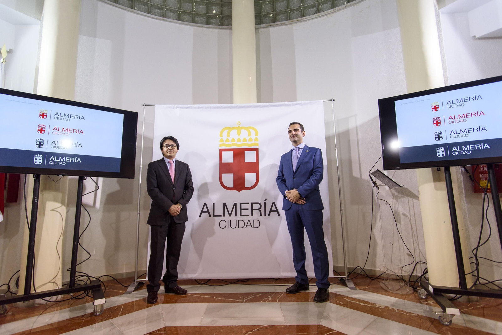 Manolo Guzmán y el alcalde durante la presentación de la imagen corporativa ayer en el CAMA.