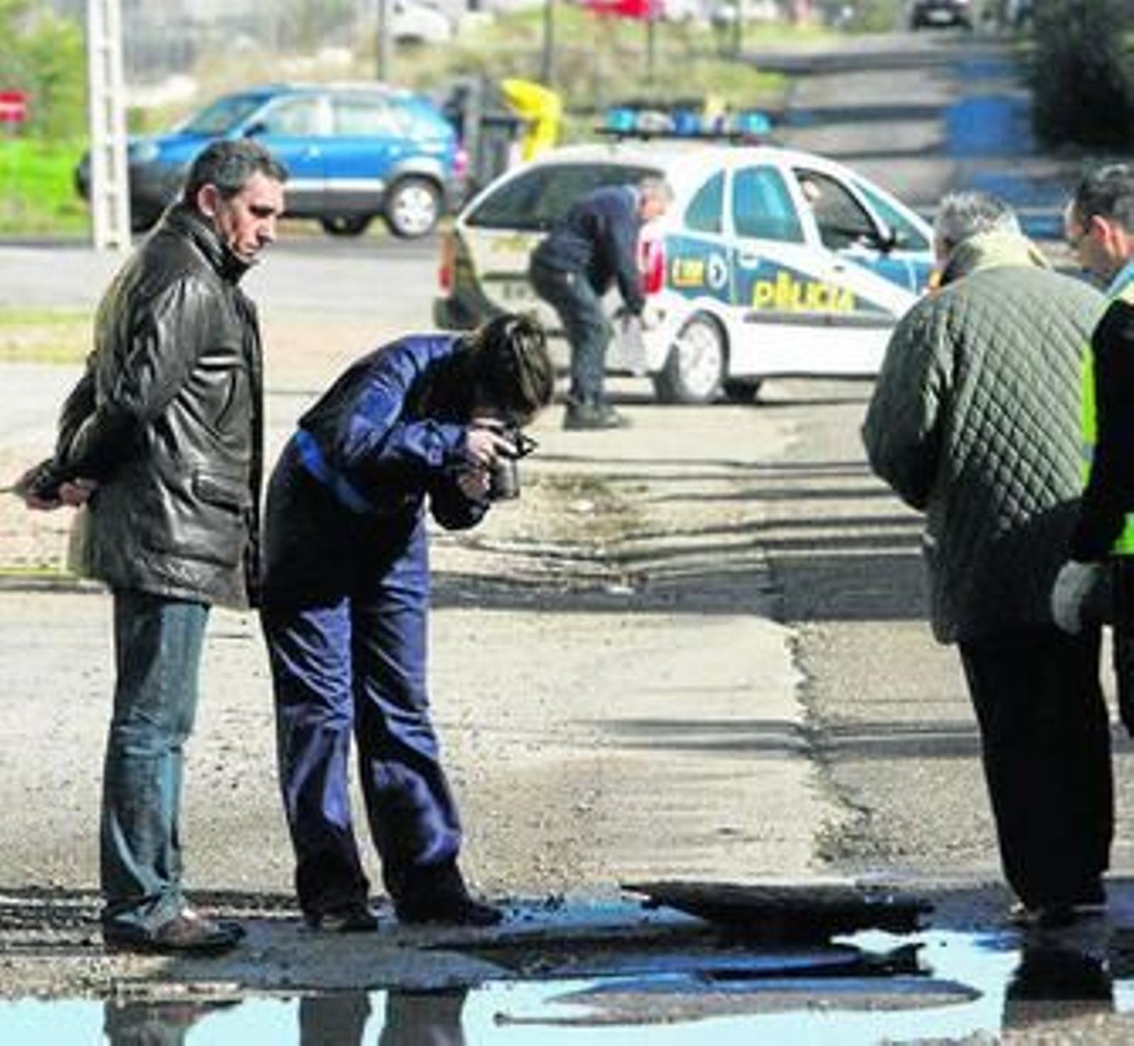 Agentes de la Policía Nacional y técnicos de Emacsa inspeccionan una alcantarilla de Las Quemadillas.