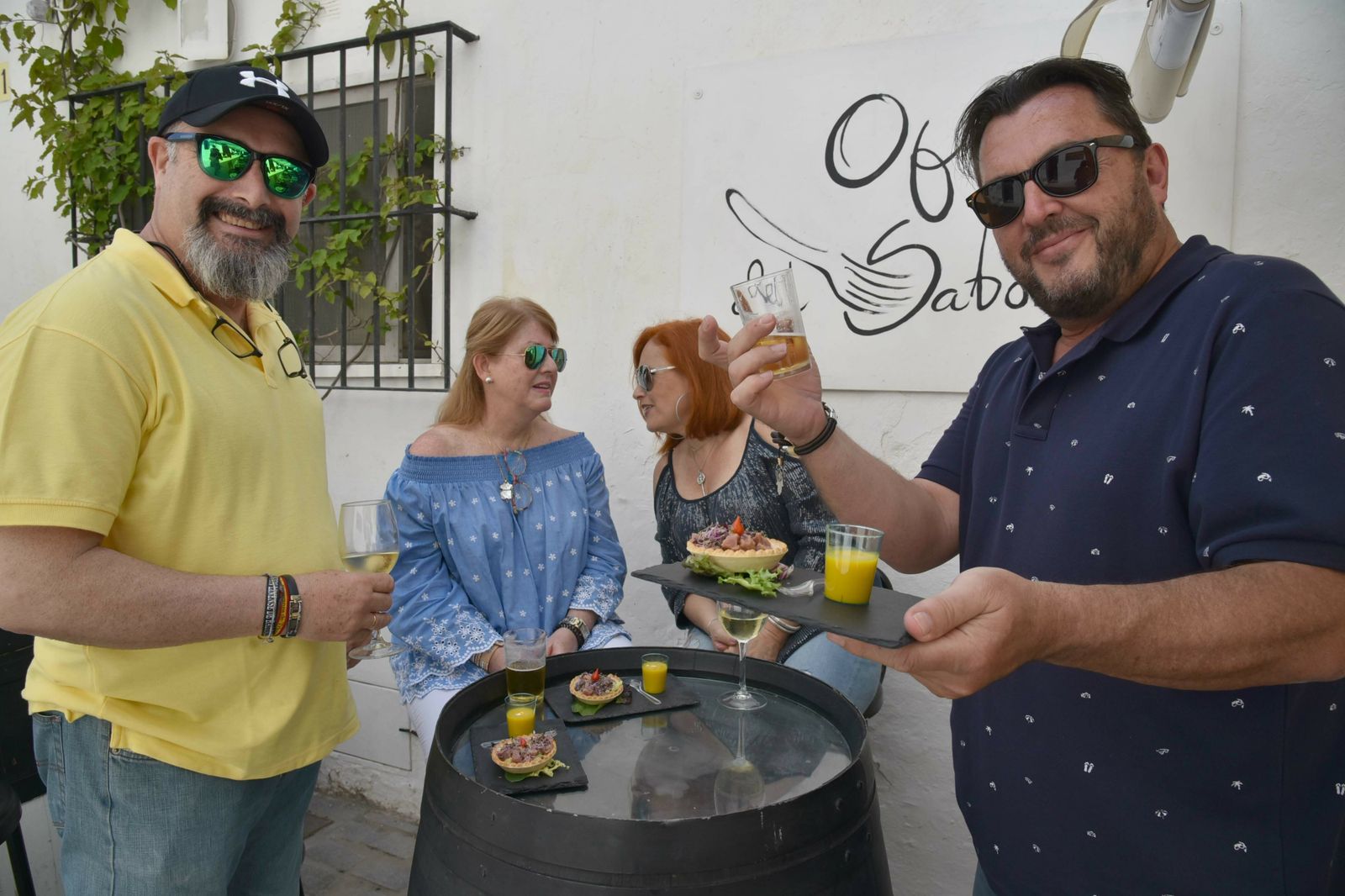 Cuatro personas degustan una tapa de atún en la edición de 2018.